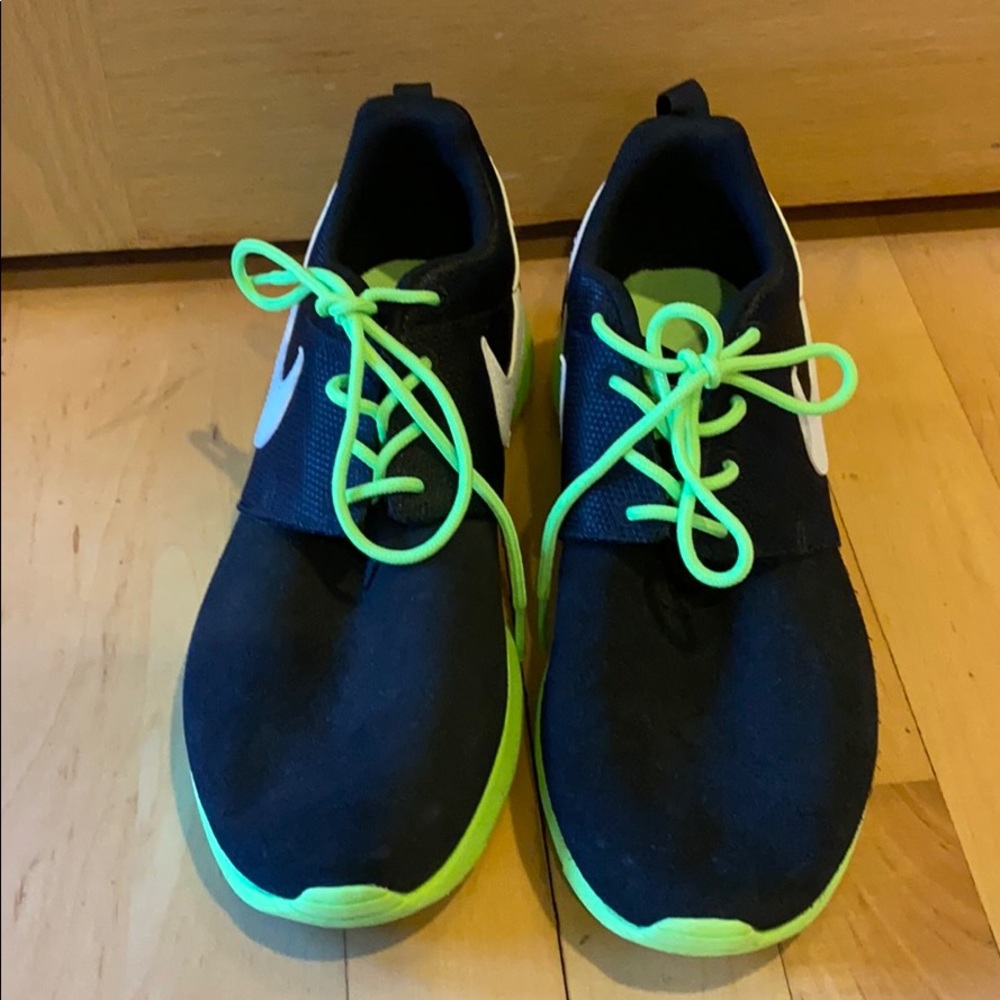 Black Nike shoes boys size 6
